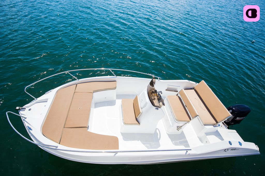 Bateau à moteur Astilux
