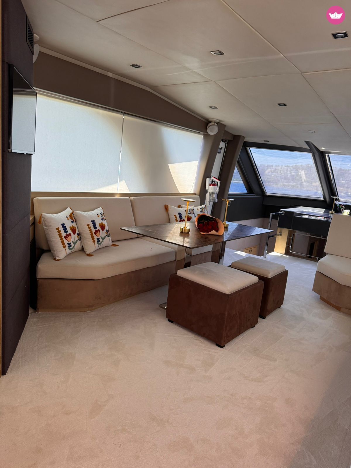 Bateau à moteur 88,5 Ft YAcht Wide & Comfortable Lounge Spaces 1350cv 2