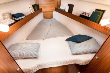 Precioso veleiro Bavaria no Flensburg