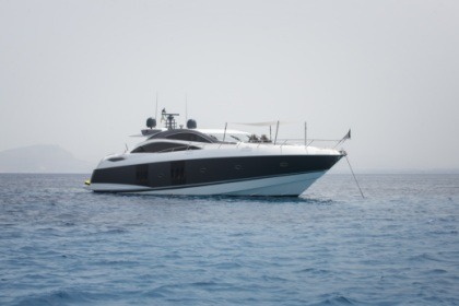 Noleggio Yacht a motore Sunseeker 82 Predator Poltu Quatu