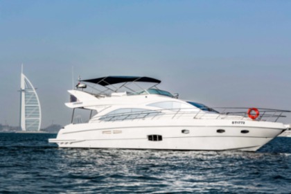 Hyra båt Motorbåt Motorboat Majesty Dubai