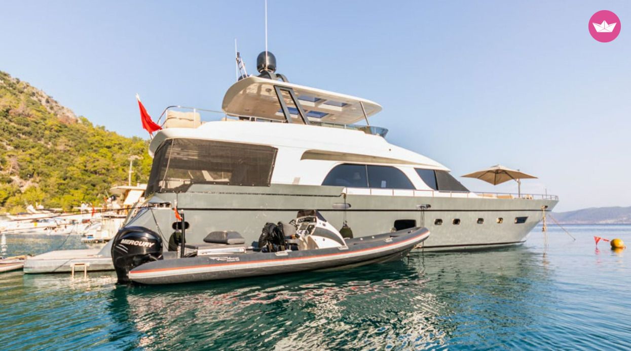 Yacht Luxury motor yacht with a capacity of 8 people 2014 2700cv 2