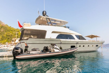 Luxury motor yacht with a capacity of 8 people