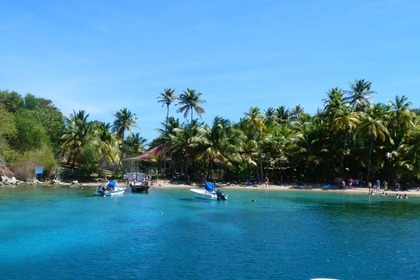 Location Bateau à moteur INTREPID 339 WALKAROUND Sainte Rose
