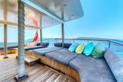 Deluxury Yacht Charter