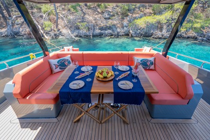 Luxury motor yacht with a capacity of 4 people