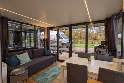 Rent this motorboat of 10 meter to reach the best