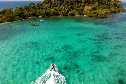 Een jachtcruise langs de kust van Pattaya van 3 uur. Accommodatie voor 1 tot 20 personen.