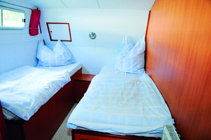 Rent this 42 Trio Prestige houseboat and get to kn