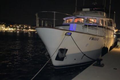 Luxo a bordo deste iate Trawler 2