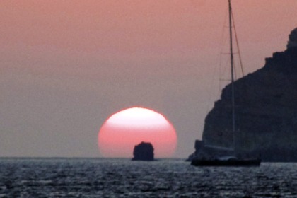 Rent a luxury speed boat Discover Santorini on your own. No license required