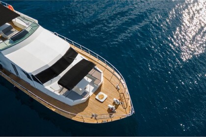 M398 Ultraluxury Motoryacht For Rent 6 People