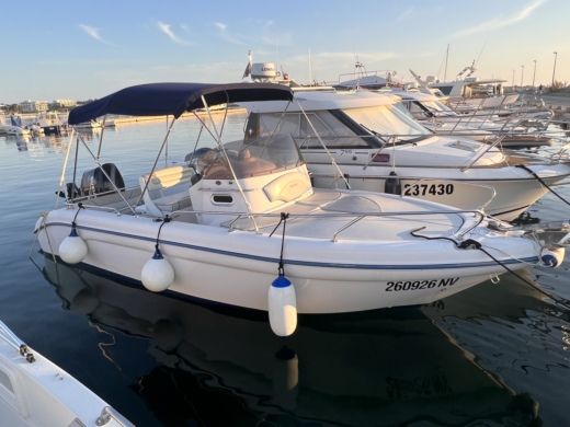 Charter Ranieri Shadow 22 Motorboat (2008) in Novalja - Click&Boat