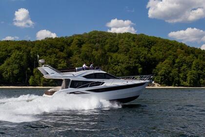 Motorcrucero de lujo con juguetes - Comedor privado disponible a bordo - hasta 11 pasajeros más el capitán