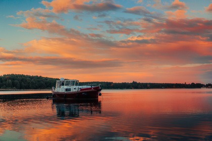 Hyra båt Motorbåt Motoryacht 12m Mecklenburgska sjöarna