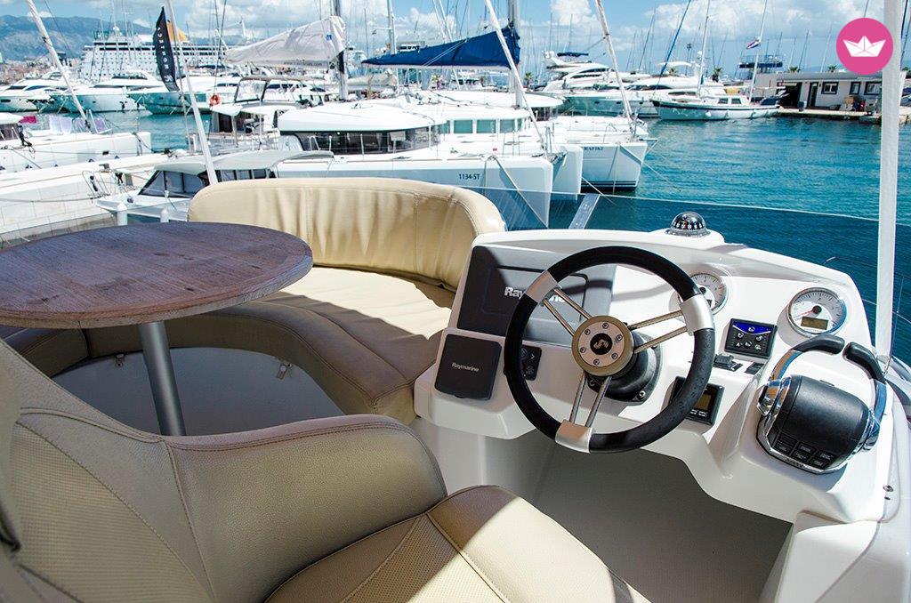 Motorboat Beneteau Antares 36 for hire