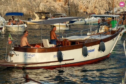 Hire Motorboat Di baia Gozzo Pascià Castro Marina