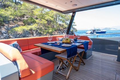 Luxury motor yacht with a capacity of 4 people