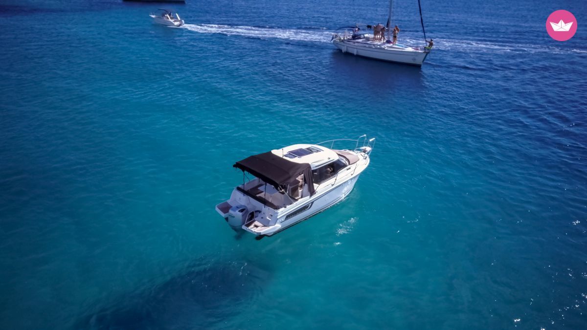 Motorboat Jeanneau Merry Fisher 795 for hire