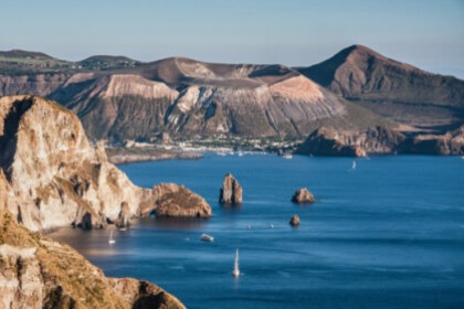 O cruzeiro à vela para as Ilhas Eólias