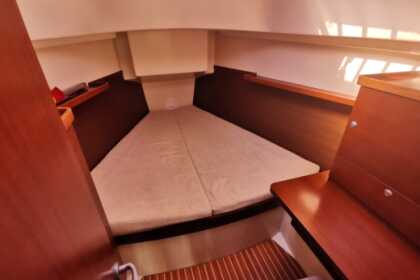 Velero Hanse 370 en Club Nàutic de Sant Antoni, Ibiza.