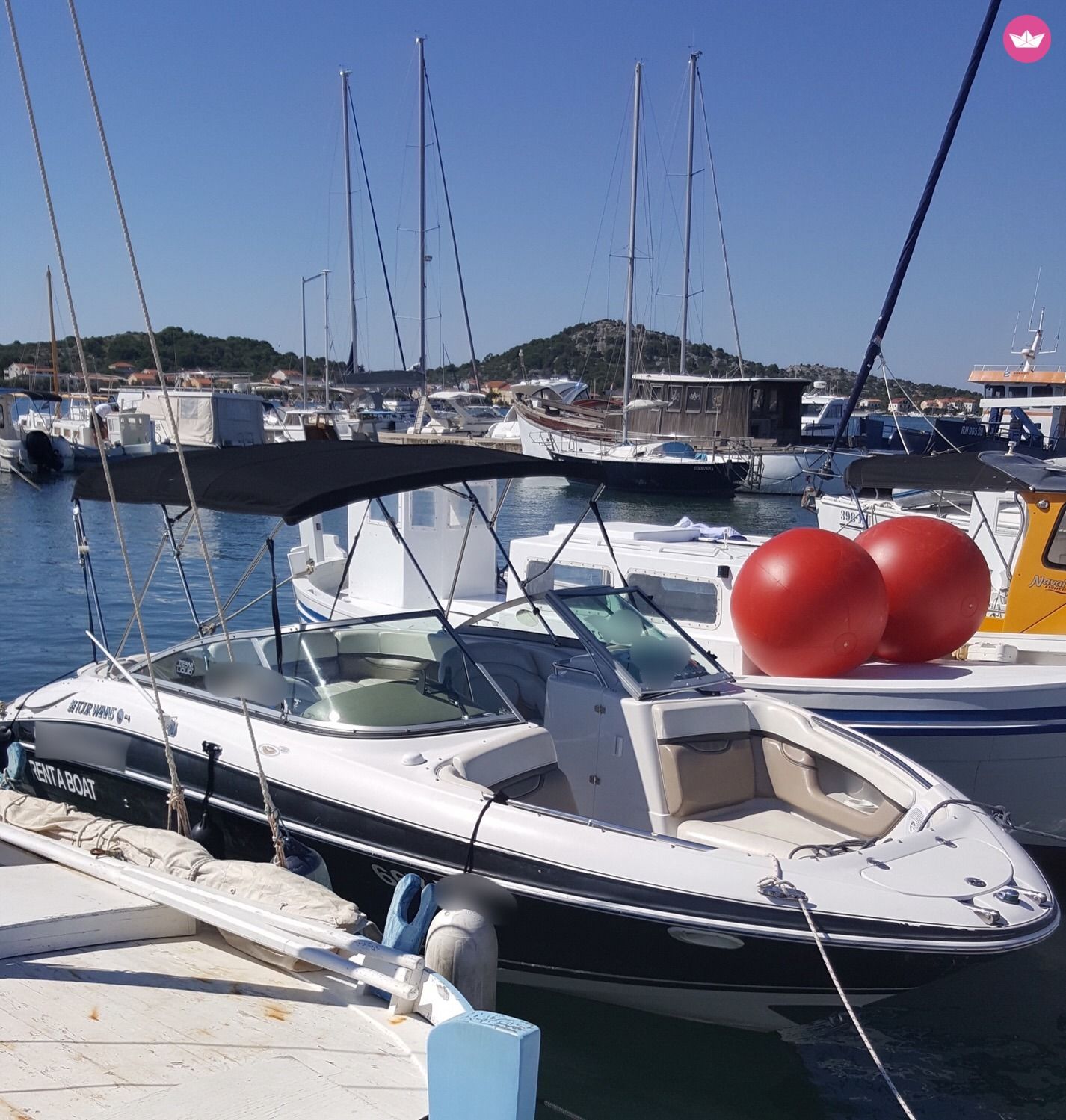 Motorboat Four Winns 230 Horizon for hire
