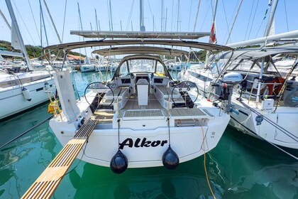 Hire Sailboat Dufour Yachts Dufour 44 Pula