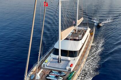 DE LOVE YACHT CHARTER
