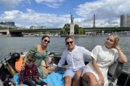 Prywatna łódź w Paryżu