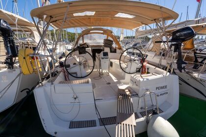 Rental Sailboat JEANNEAU SUN ODYSSEY 389 Saint-Mandrier-sur-Mer