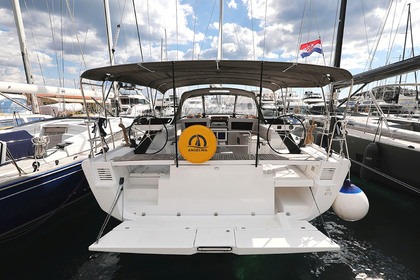 Hire Sailboat Dufour Yachts Dufour 470 - 4 cab. Pula