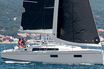 Noleggio Barca a vela Beneteau Oceanis 38.1 Saint-Gilles-Croix-de-Vie