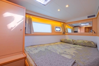 Lagoon 450F Catamaran with a capacity of 6 people