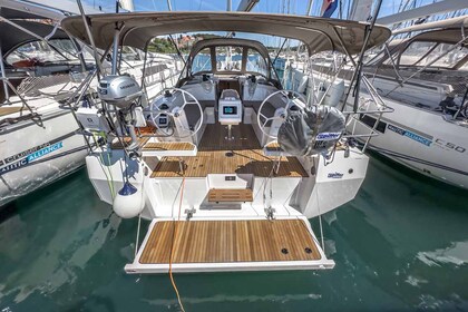 Charter Sailboat Bavaria Yachtbau Bavaria C38 Pula