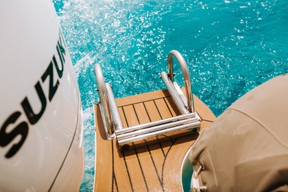 Passe férias inesquecíveis com este barco inflá