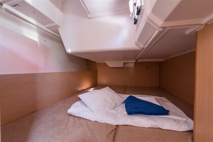 Rental Sailboat Bénéteau Oceanis 38 - 3 cab. Pomer