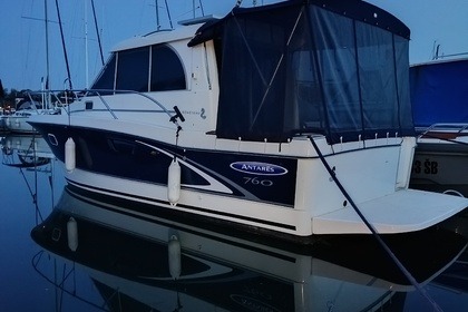 Noleggio Barca a motore Beneteau Antares 760 Šibenik