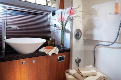 Hire Motorboat Sunseeker Superhawk 43 Cannes