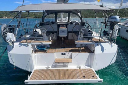Rental Sailboat Bavaria Yachtbau Bavaria C42 Golfo Aranci