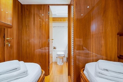 Motorboat Gianetti 27m 16 guests Cinque Terre