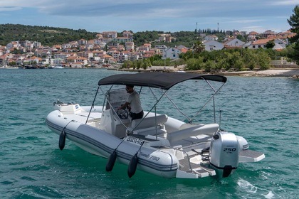 Noleggio Gommone Italy Marlin 790 Okrug Gornji