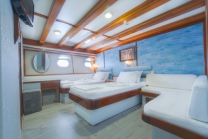 Deluxury Yacht Charter