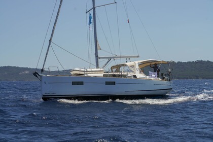 Hire Sailboat Beneteau Oceanis 38.1 Toulon