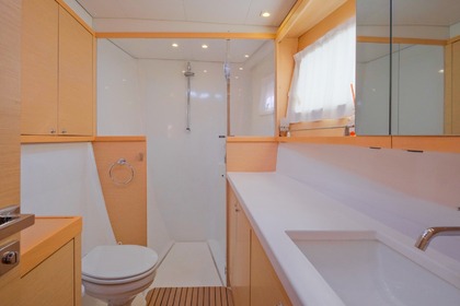 Lagoon 450F Catamaran with a capacity of 6 people