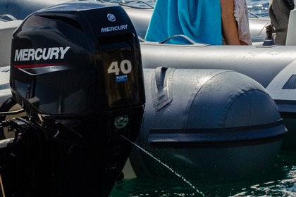 Noleggio Gommone a Cagliari (Senza patente): Esplora Baie Nascoste e Vivi Emozioni Uniche!