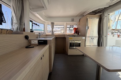Rental Catamaran Lagoon-Bénéteau Lagoon 38 - 3 + 2 cab. Alimos