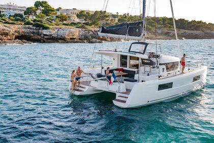 Alquila tu catamaran BOU en Barcelona