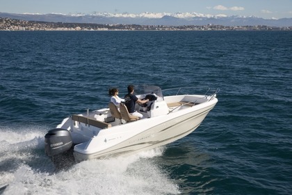 Rental Motorboat JEANNEAU Cap Camarat 6.50 CC style neuf Nantes