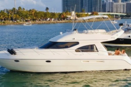 Rental Motorboat Cranchi Flybridge Miami
