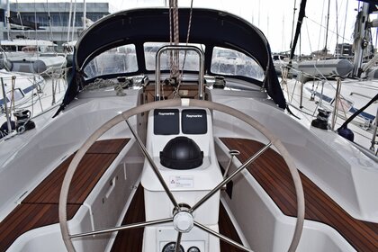 Hire Sailboat Bavaria Yachtbau 33 Cruiser Brač